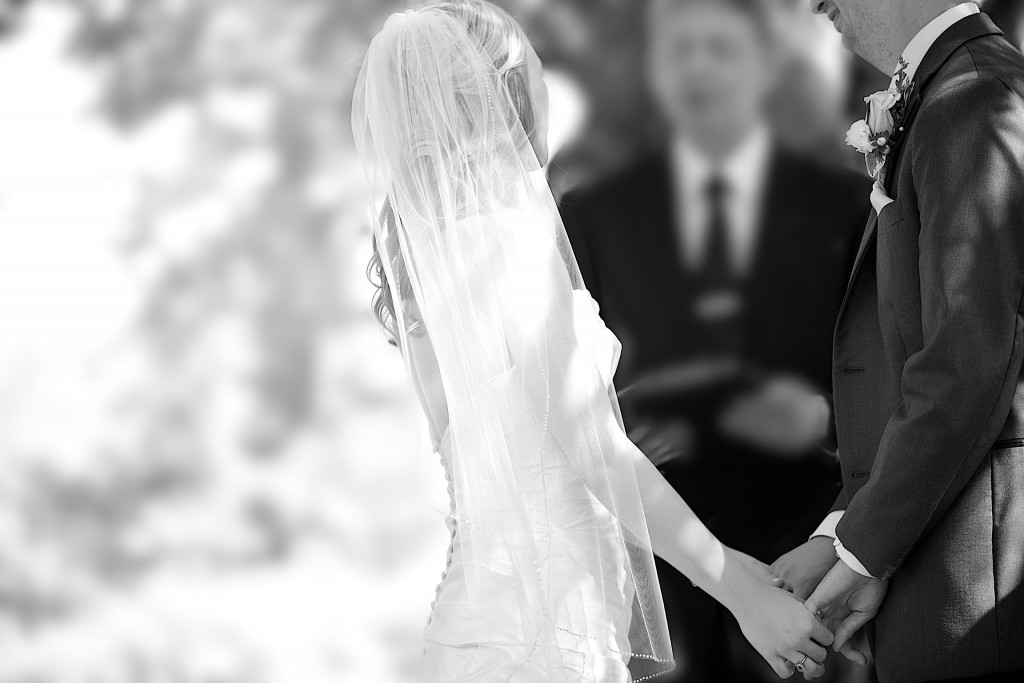 black and white bride photo| black and white wedding photography| bride veil wedding photo