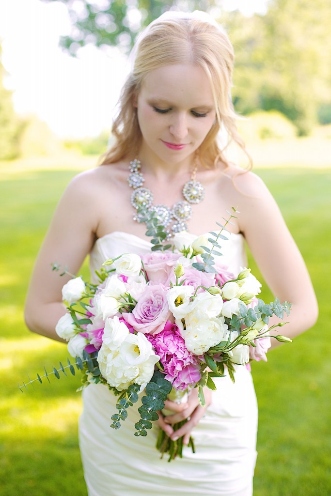 wedding bride|bride bouquet| bride bouquet photography