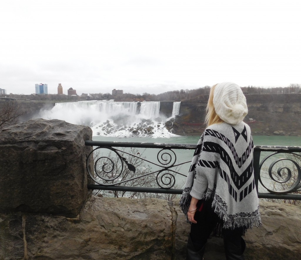 struckblog niagara falls canada fashion notations clothing ny collection elbow sleeve poncho fringe poncho niagara falls fashion blog canadian blogger 