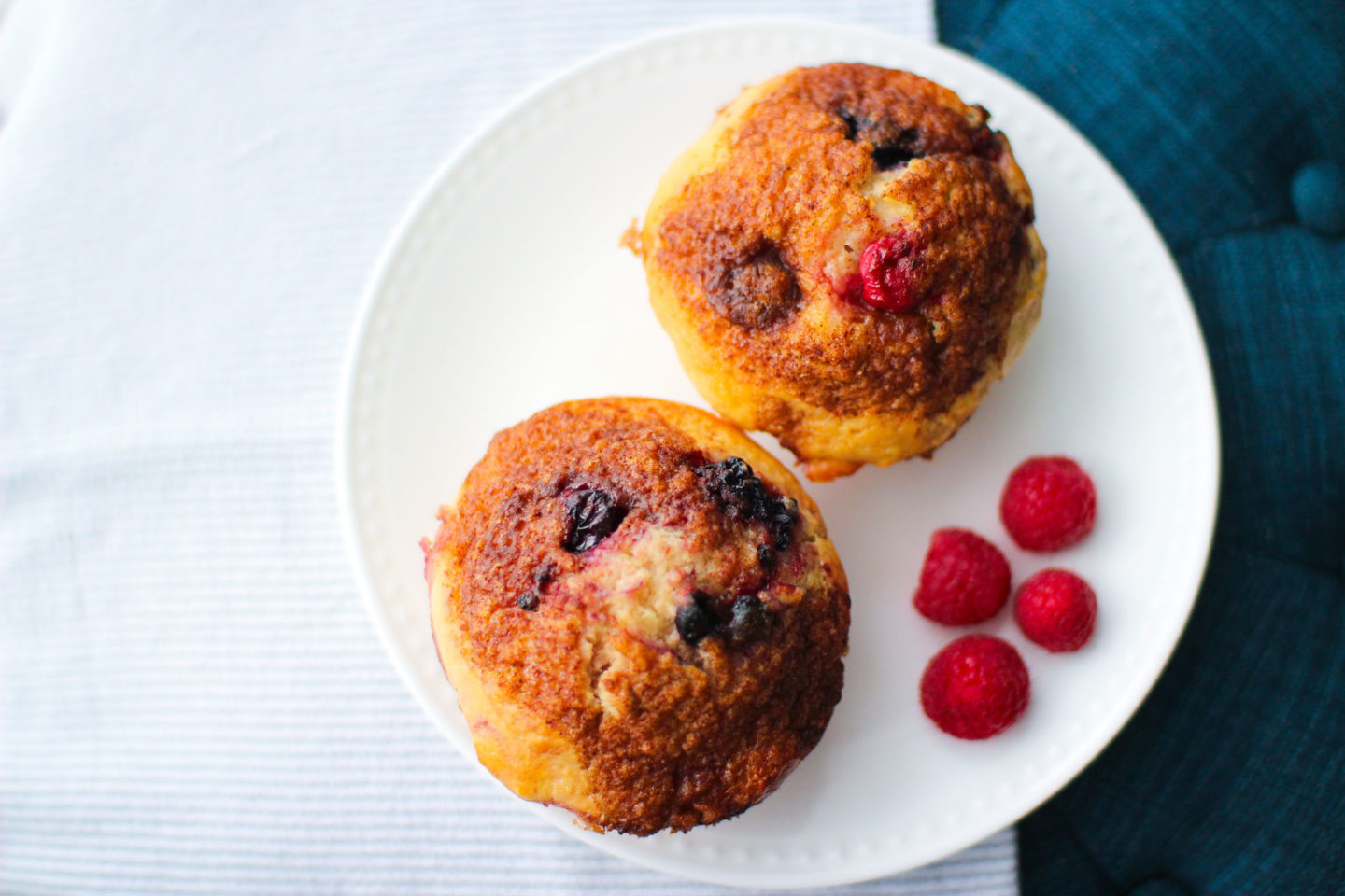 berry muffins with crunchy topping