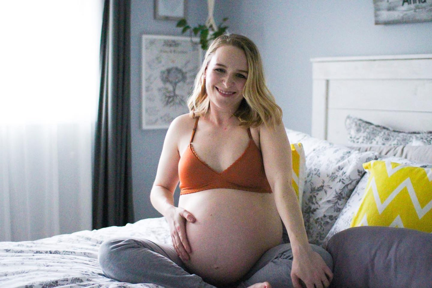 38 weeks pregnant blogger struckblog sitting on bed